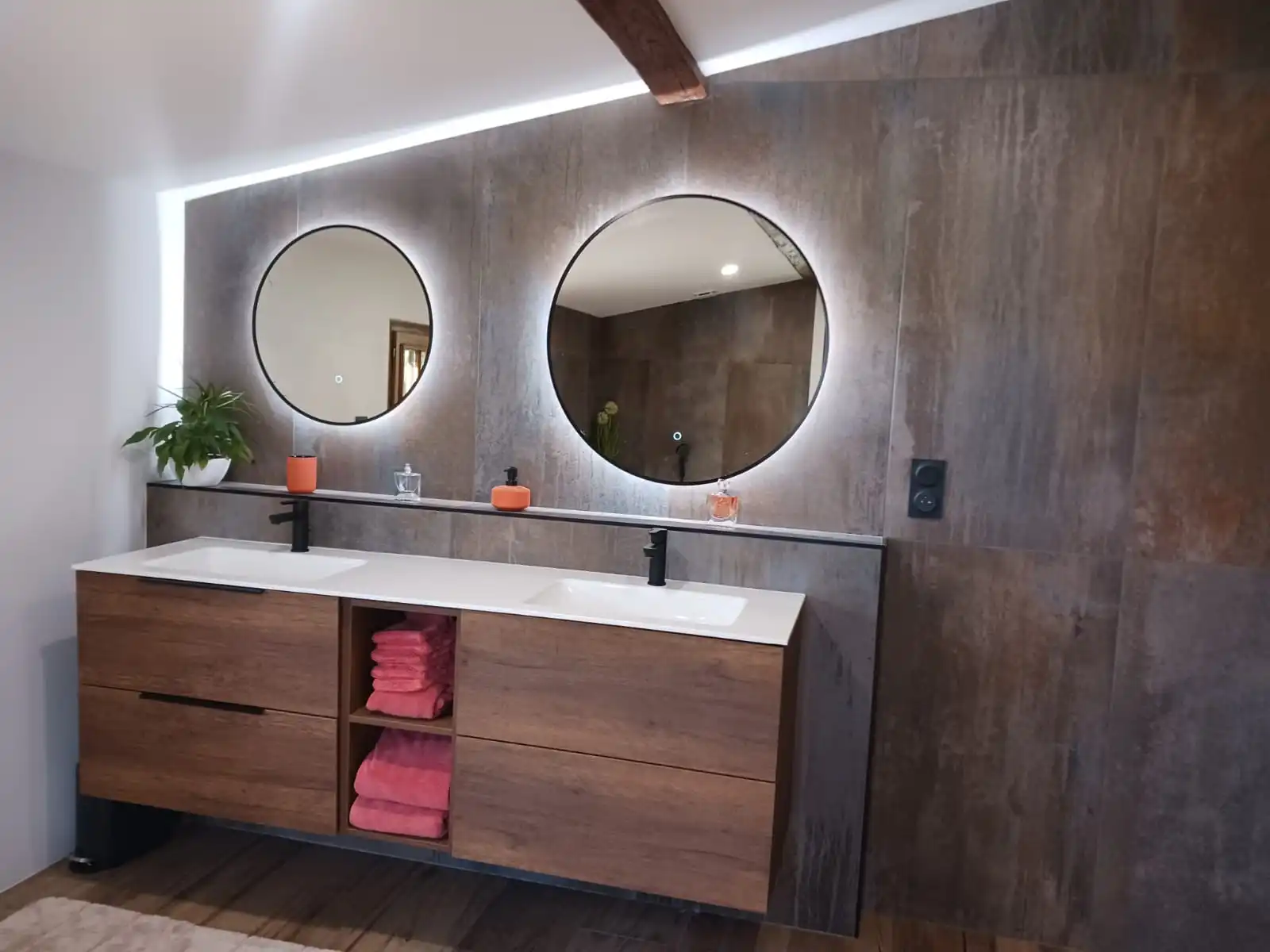 Installation d'une salle de bain : meubles et vasques ainsi que l'éclairage derrière miroir